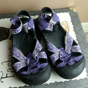 Purple little girl keens